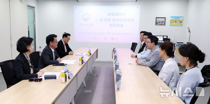 [서울=뉴시스] 조수정 기자 = 최상목 대통령 권한대행 부총리 겸 기획재정부 장관이 24일 서울 성북구 성북우리아이들병원을 찾아 설 연휴 비상진료체계 현장점검에 앞서 유병근 병원장과 인사를 나누고 있다. 2025.01.24. chocrystal@newsis.com