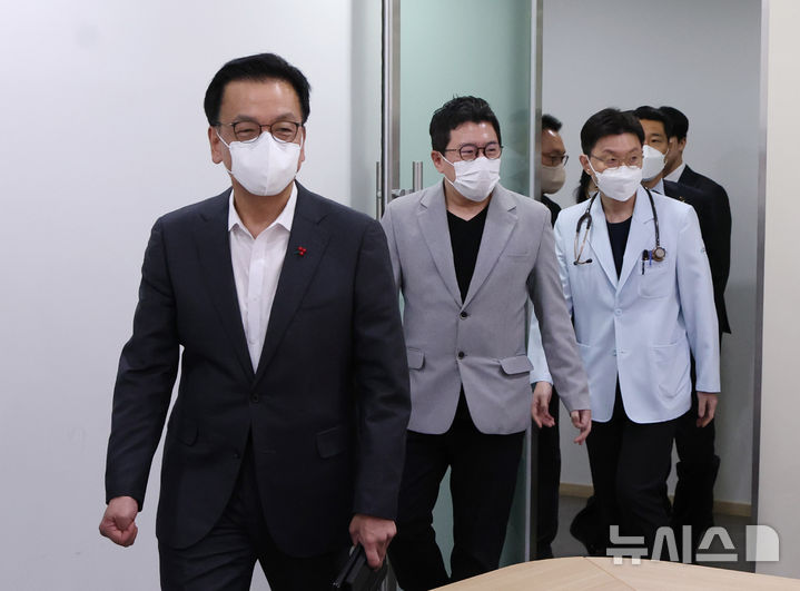 [서울=뉴시스] 조수정 기자 = 최상목 대통령 권한대행 부총리 겸 기획재정부 장관이 24일 설 연휴 비상진료체계 현장점검차 서울 성북구 성북우리아이들병원을 찾아 정선관(오른쪽 두번째) 우리아이들의료재단 이사장, 유병근(오른쪽) 병원장과 함께 회의실에 입장하고 있다. 2025.01.24. chocrystal@newsis.com