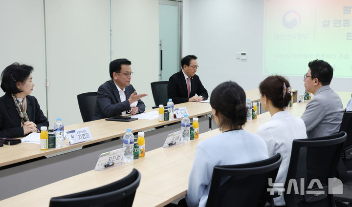 [서울=뉴시스] 조수정 기자 = 최상목 대통령 권한대행 부총리 겸 기획재정부 장관이 24일 설 연휴 비상진료체계 현장점검차 서울 성북구 성북우리아이들병원을 찾아 인사말을 하고 있다. 2025.01.24. chocrystal@newsis.com