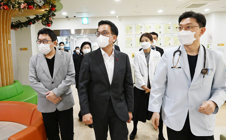 [서울=뉴시스] 조수정 기자 = 최상목 대통령 권한대행 부총리 겸 기획재정부 장관이 24일 설 연휴 비상진료체계 현장점검차 서울 성북구 성북우리아이들병원 발열크리닉을 찾아 정선관(왼쪽) 우리아이들의료재단 이사장, 유병근(오른쪽) 병원장의 시설 설명을 듣고 있다. (사진=기획재정부 제공) 2025.01.24. chocrystal@newsis.com *재판매 및 DB 금지