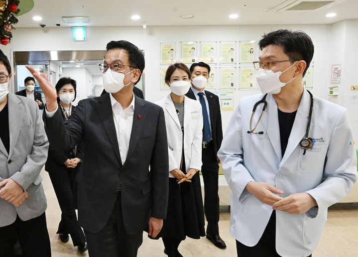 [서울=뉴시스] 조수정 기자 = 최상목 대통령 권한대행 부총리 겸 기획재정부 장관이 24일 설 연휴 비상진료체계 현장점검차 서울 성북구 성북우리아이들병원 발열크리닉을 찾아 유병근 병원장의 시설 설명을 듣고 있다. (사진=기획재정부 제공) 2025.01.24. chocrystal@newsis.com *재판매 및 DB 금지