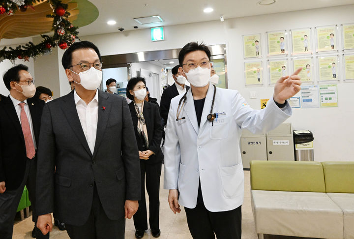 [서울=뉴시스] 조수정 기자 = 최상목 대통령 권한대행 부총리 겸 기획재정부 장관이 24일 설 연휴 비상진료체계 현장점검차 서울 성북구 성북우리아이들병원 발열크리닉을 찾아 유병근 병원장의 시설 설명을 듣고 있다. (사진=기획재정부 제공) 2025.01.24. chocrystal@newsis.com *재판매 및 DB 금지