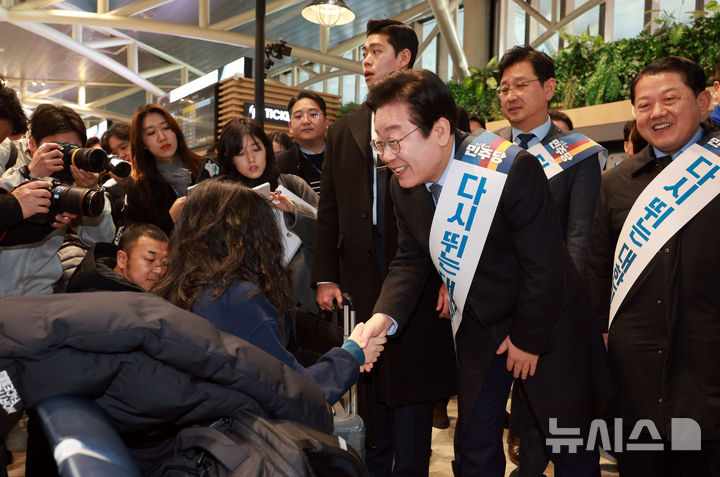 [서울=뉴시스] 조성봉 기자= 이재명 더불어민주당 대표가 24일 서울 서초구 강남고속버스터미널에서 시민들에게 설 귀성 인사를 하고 있다. (공동취재) 2025.01.24. photo@newsis.com