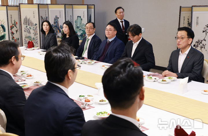 [서울=뉴시스] 조수정 기자 = 최상목 대통령 권한대행 부총리 겸 기획재정부 장관이 24일 정부서울청사에서 열린 재정경제금융관 오찬 간담회를 주재하고 있다. (대통령실통신사진기자단) 2025.01.24. chocrystal@newsis.com