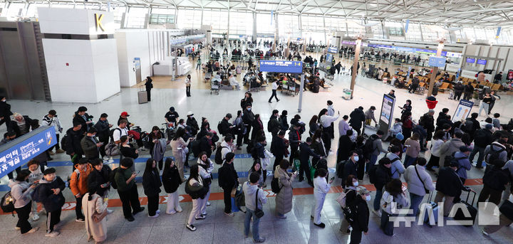 [인천공항=뉴시스] 김선웅 기자 = 인천국제공항 출국장에서 여행객들이 항공기 탑승 수속을 밟기 위해 줄을 서고 있다. 2025.04.28. mangusta@newsis.com