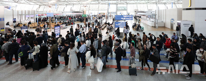 [인천공항=뉴시스] 김선웅 기자 = 설 연휴를 하루 앞둔 24일 인천국제공항 출국장에서 여행객들이 항공기 탑승 수속을 밟기 위해 줄을 서고 있다.인천국제공항공사는 설 연휴 특별 교통대책기간인 24일부터 2월 2일까지 10일간 총 214만1000명, 일 평균 21만4000명의 여객이 인천공항을 이용하고 이용객이 가장 많은 날은 25일로 전망했다. 2025.01.24. mangusta@newsis.com