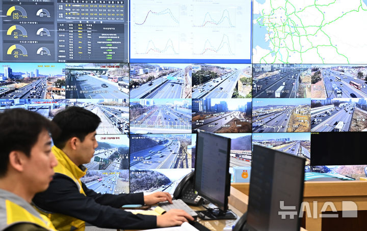 [성남=뉴시스] 김종택 기자 = 설 연휴를 하루 앞둔 24일 경기도 성남시 궁내동 한국도로공사 교통센터에서 관계자들이 전국 고속도로 교통상황을 살펴보고 있다. 2025.01.24. jtk@newsis.com