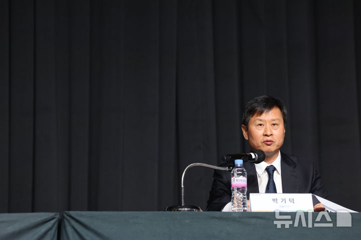 [서울=뉴시스] 김명년 기자 = 박기덕 고려아연 대표이사가 24일 서울 소재 호텔에서 기자회견을 열고 임시주총 결과에 관련 발표하고 있다. 2025.01.24. kmn@newsis.com