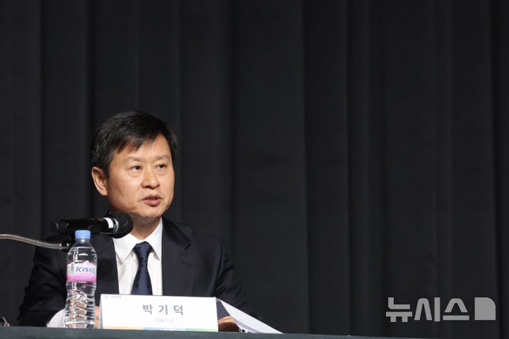 [서울=뉴시스] 김명년 기자 = 박기덕 고려아연 대표이사가 24일 서울 소재 호텔에서 기자회견을 열고 임시주총 결과에 관련 발표하고 있다. 2025.01.24. kmn@newsis.com