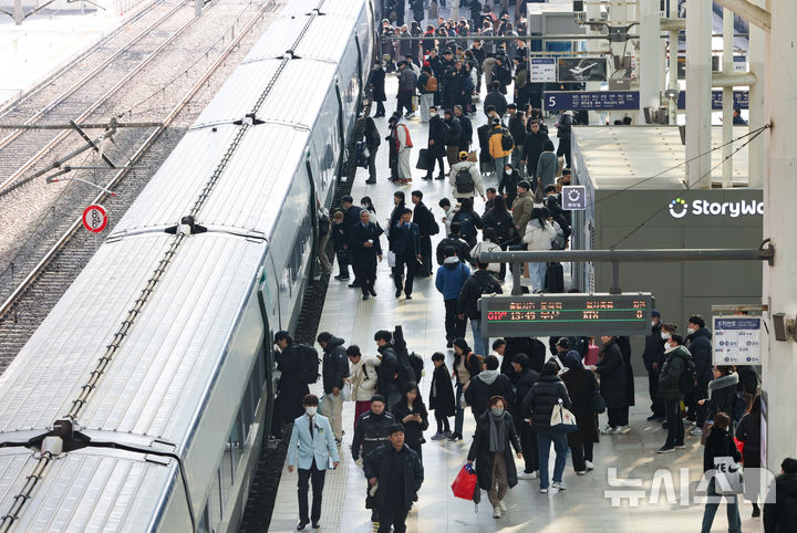 [서울=뉴시스] 황준선 기자 = 설 명절 연휴를 하루 앞둔 지난 24일 서울 용산구 서울역이 승객들로 붐비고 있다. 2025.01.26. hwang@newsis.com