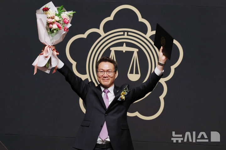 [서울=뉴시스] 추상철 기자 = 조순열 제98대 서울지방변호사회 회장 당선인이 24일 오후 서울 중구 롯데호텔에서 열린 서울지방변호사회 정기총회에서 당선증을 받은 후 기뻐하고 있다. 2025.01.24. scchoo@newsis.com
