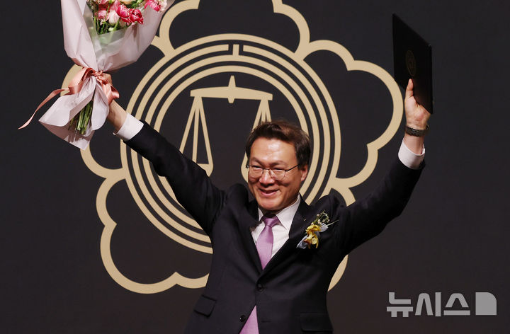 [서울=뉴시스] 추상철 기자 = 조순열 서울지방변호사회장이 김지용 초대 중대범죄수사청장을 찾아 변호사 경력 채용에 대한 논의를 나눴다. 사진은 조 회장. 2026.10.27. scchoo@newsis.com