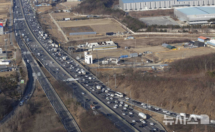 [안성=뉴시스] 김근수 기자 = 민족 대명절 설 연휴를 앞둔 24일 경기 안성시 경부고속도로 부산방향(오른쪽) 안성분기점 인근에서 차량들로 붐비고 있다. (항공촬영협조 = 경기북부 경찰청 항공대 항공대장 박형식 경감, 김용옥 경위) 2025.01.24. ks@newsis.com