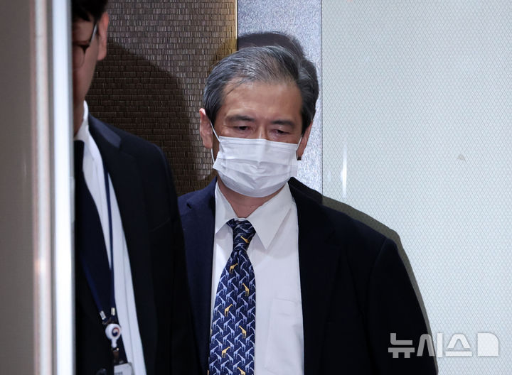 [서울=뉴시스] 배훈식 기자 = 초치된 미바에 다이스케 주한 일본대사관 총괄공사가 지난달 24일 오후 서울 종로구 외교부 승강기에 타고 있다. 외교부는 이날 이와야 다케시 일본 외무상의 독도 영유권 주장에 미바에 공사를 초치했다. 2025.02.22. dahora83@newsis.com