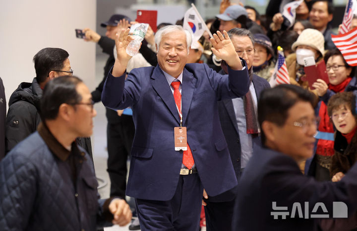 [인천공항=뉴시스] 김선웅 기자 =전광훈 사랑제일교회 목사가 본인의 사진이 들어간 현수막을 게시한 교회 목사를 상대로 손해배상 소송을 제기했지만 대법원에서 최종 패소했다. 사진은 전 목사가 트럼프 대통령 취임식 참석 일정을 마치고 24일 인천국제공항을 통해 귀국하는 모습. 2025.01.24. mangusta@newsis.com