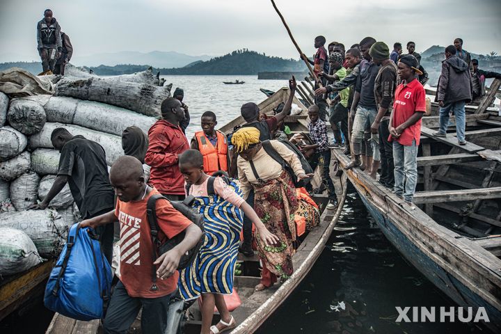 [고마( 민주콩고)= 민주 콩고 고마시가 반군에 점령되면서 피난 길에 나선 주민들이 선착장에 몰려들고 있다. 2025. 01. 31.
