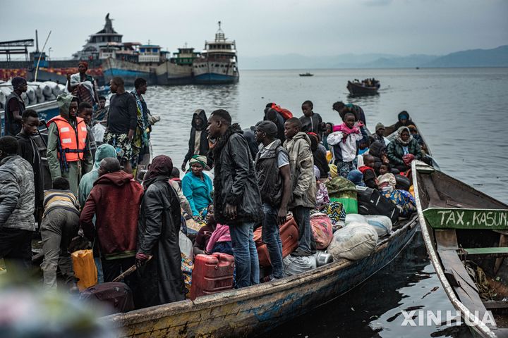 [고마=AP/뉴시스] 중부 아프리카 콩고민주공화국 북키부주 고마에서 주민들이목제 나룻배를 이용해 강을 건너고 있다. 자료사진. 2025.11.29