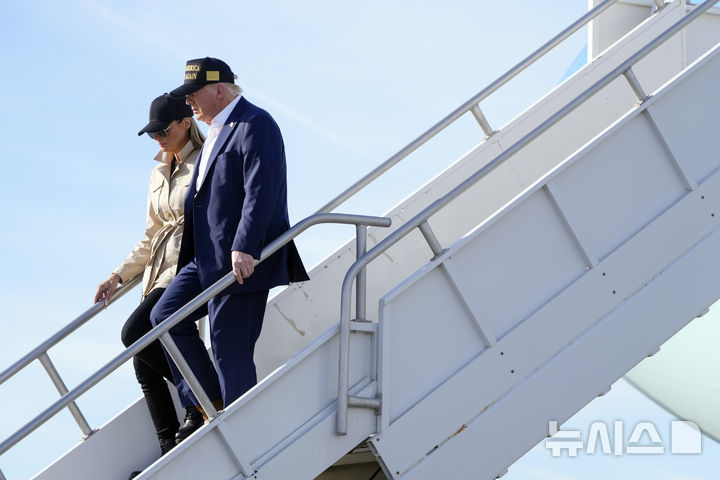 [로스앤젤레스=AP/뉴시스] 도널드 트럼프 미국 대통령과 부인 멜라니아 트럼프 여사가 지난 1월 24일(현지 시간) 로스앤젤레스에서 발생한 산불 영향을 받은 퍼시픽 팰리세이즈를 방문한 모습. 2025.03.04.