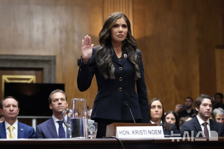 [워싱턴=AP/뉴시스] 크리스티 놈 미국 국토안보장관 후보자가 지난 17일(현지 시간) 워싱턴 국회의사당에서 열린 인사청문회에 출석해 선서하고 있다. 2025.01.26.