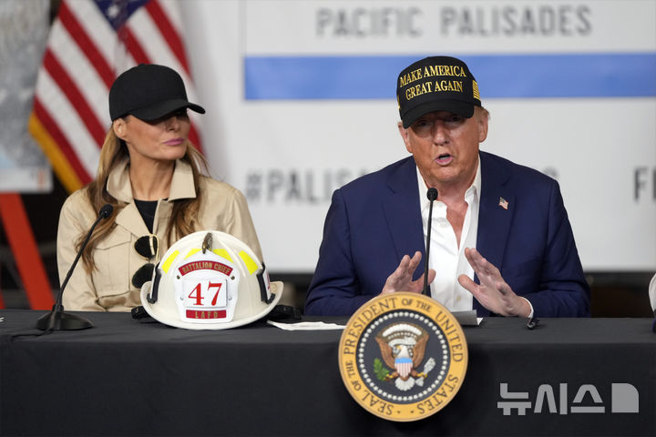 [로스앤젤레스=AP/뉴시스] 도널드 트럼프 미국 대통령과 부인 멜라니아 트럼프 여사가 지난 1월 24일(현지 시간) 로스앤젤레스에서 발생한 산불 영향을 받은 퍼시픽 팰리세이즈를 방문한 모습. 2025.03.04.