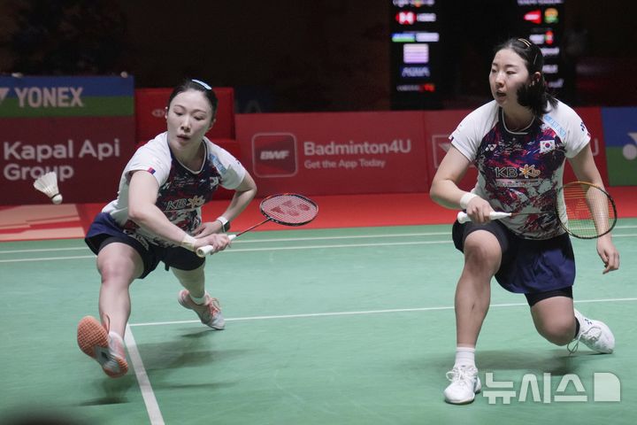 [자카르타=AP/뉴시스] 김혜정(왼쪽)과 공희용이 25일(현지 시간) 인도네시아 자카르타에서 열린 세계배드민턴연맹(BWF) 2025 월드투어 슈퍼500 인도네시아 마스터스 여자 복식 4강전에서 자이판-장슈시안 조(중국)와 경기하고 있다. 공희용-김혜정이 2-0(21-17 22-20)으로 완승하고 결승에 올랐다. 2025.01.25.