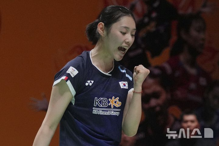 [자카르타=AP/뉴시스] 심유진이 25일(현지 시간) 인도네시아 자카르타에서 열린 세계배드민턴연맹(BWF) 2025 월드투어 슈퍼500 인도네시아 마스터스 여자 단식 준결승에서 쉬원치(대만)를 꺾은 후 세리머니하고 있다. 심유진이 2-0(21-11 21-10)으로 승리하고 결승에 진출했다. 2025.01.25.