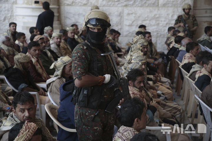 [사나=AP/뉴시스] 25일(현지 시간) 예멘 사나에서 후티 군인이 석방된 정부 측 포로들을 호송하고 있다. 후티는 이날 포로 153명을 석방했다. 2025.01.26.