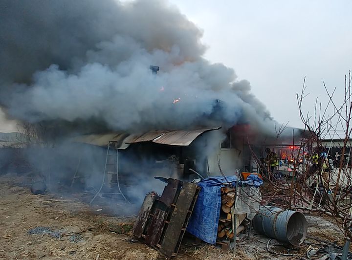  [김천=뉴시스] 김천시 남면 월명리 주택에서 발생한 화재를 진화하고 있다. 2025.01.25. (사진=경북소방본부 제공) photo@newsis.com *재판매 및 DB 금지
