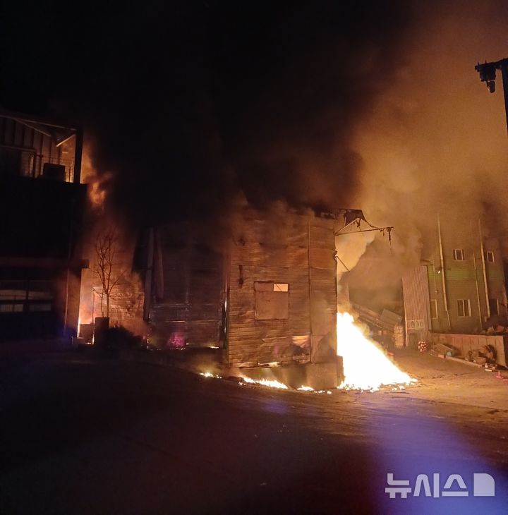 [청주=뉴시스] 25일 충북 청주시 흥덕구 옥산면의 한 자원순환시설에서 불이나 불길이 치솟고 있다. (사진= 청주서부소방서 제공) 2025.01.25. photo@newsis.com *재판매 및 DB 금지