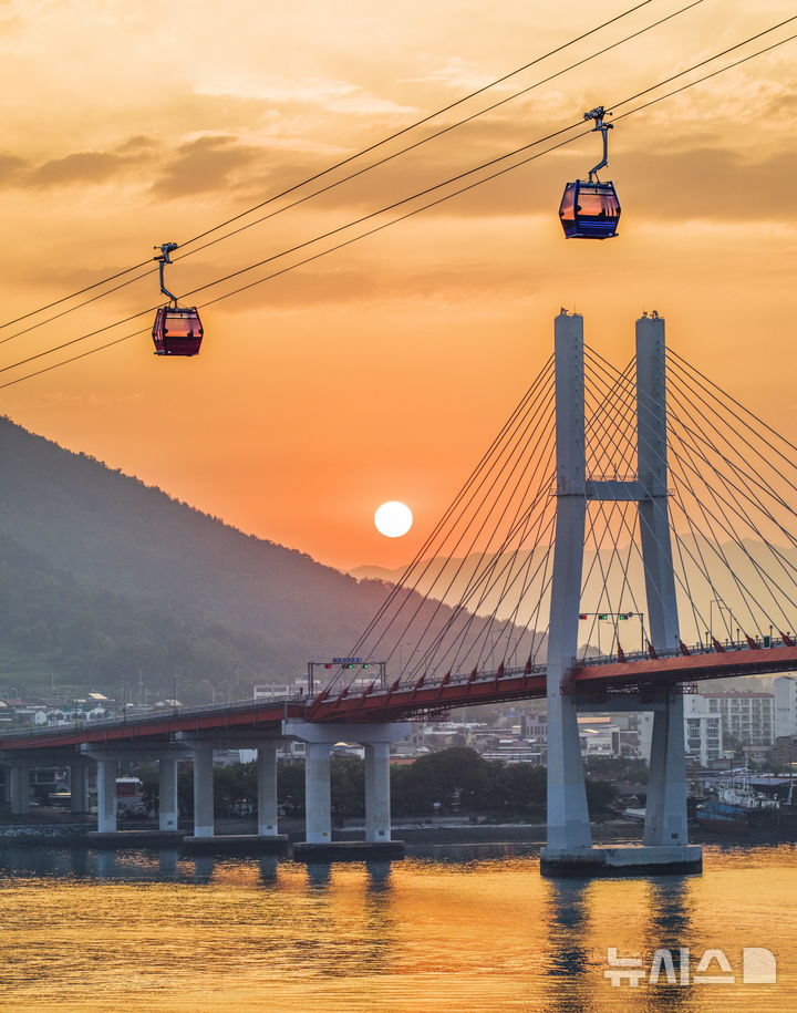 [사천=뉴시스]경남 사천시 사천바다케이블카.(사진=경남도 제공)