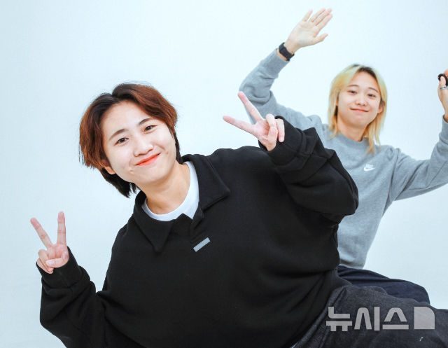 [광주=뉴시스] 박기웅 기자 = 광주 동구 산수동에 지역 청년·창작자를 위한 게스트 오피스이자 커뮤니티 공간 '로피 스페이스'를 연 로플피 김유라 PD(앞)와 김미리 대표. 2025.01.25. pboxer@newsis.com