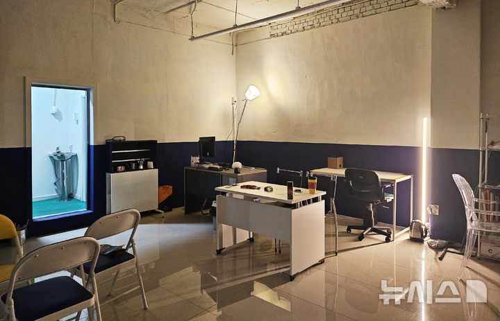 [광주=뉴시스] 박기웅 기자 = 광주 동구 산수동에 지역 청년·창작자를 위한 게스트 오피스이자 커뮤니티 공간 '로피 스페이스' 내부. 2025.01.25. pboxer@newsis.com