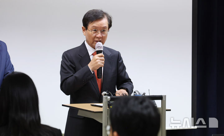 [서울=뉴시스] 추상철 기자 = 윤석열 대통령 측 윤갑근 변호사가 지난 25일 오후 서울 서초구 스페이스쉐어 강남역센터에서 기자간담회를 열고 윤 대통령에 대한 구속영장 연장 재청구 등과 관련 입장을 밝히고 있다. 2025.01.25. scchoo@newsis.com