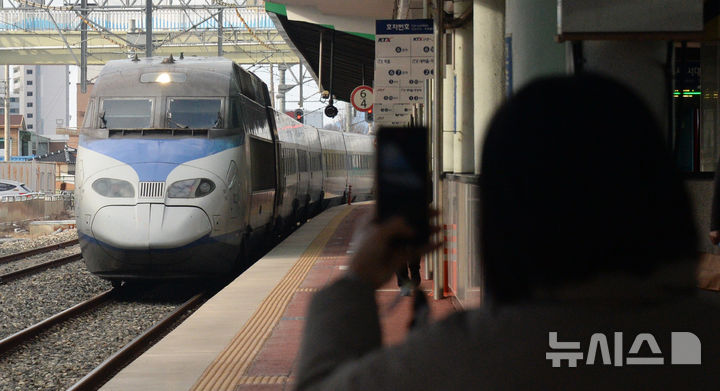 [전주=뉴시스] 김얼 기자 = 설 연휴가 시작된 지난 1월25일 전북 전주시 전주역에 귀성열차가 들어서는 모습. 기사 내용과 직접적 연관 없음. 2025.04.10. pmkeul@newsis.com