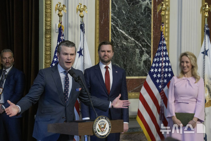 [워싱턴=AP/뉴시스] 피트 헤그세스 미국 신임 국방장관이 25일(현지 시간) 워싱턴 백악관에서 취임사를 발표하고 있다. 2025.01.26.