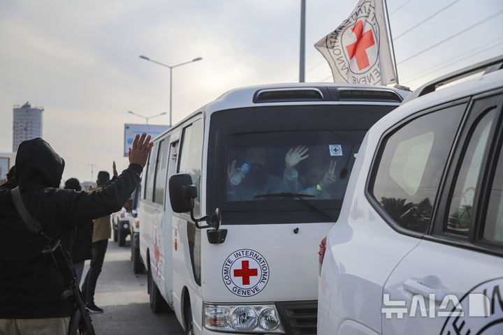 이스라엘 인질과 맞교환 석방된 팔 수감자들은 누구? - AP