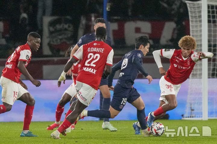 [파리=AP/뉴시스] 프랑스 프로축구 리그앙 파리 생제르맹(PSG)의 이강인. 2025. 1. 25.