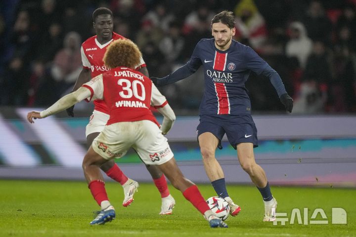[파리=AP/뉴시스] 프랑스 프로축구 리그앙 파리 생제르맹(PSG)의 흐비차 크바라츠헬리아. 2025. 1. 25.