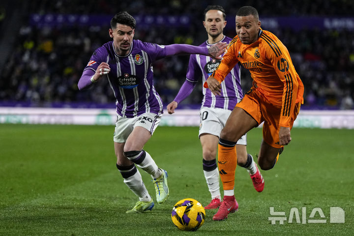 [바야돌리드=AP/뉴시스] 스페인 프로축구 프리메라리가 레알 마드리드의 킬리안 음바페(오른쪽). 2025. 1. 25.