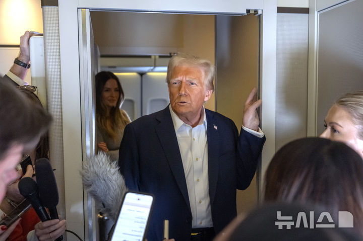 [AP/뉴시스]도널드 트럼프 미국 대통령은 27일(현지 시간) 성전환자(트랜스젠더)의 미군 복무 금지 등 3가지 행정명령에 서명할 것으로 예상된다고 CNN이 보도했다. 사진은 트럼프 대통령이 지난 25일 라스베이거스에서 마이애미로 이동하는 대통령 전용기 에어포스원에서 기자들에게 발언하고 있는 모습. 2025.01.28.