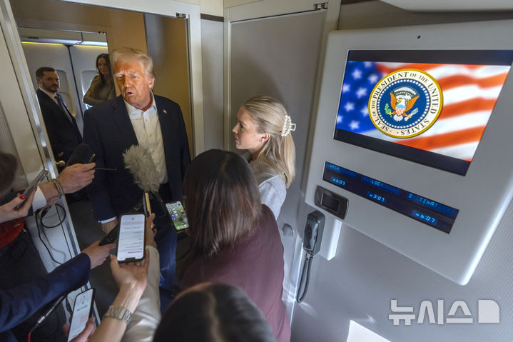 [AP/뉴시스] 트럼프 대통령이 25일 저녁 라스베이거스에서 마이애미로 돌아오는 에어포스원에서 기자들에게 말하고 있다. 