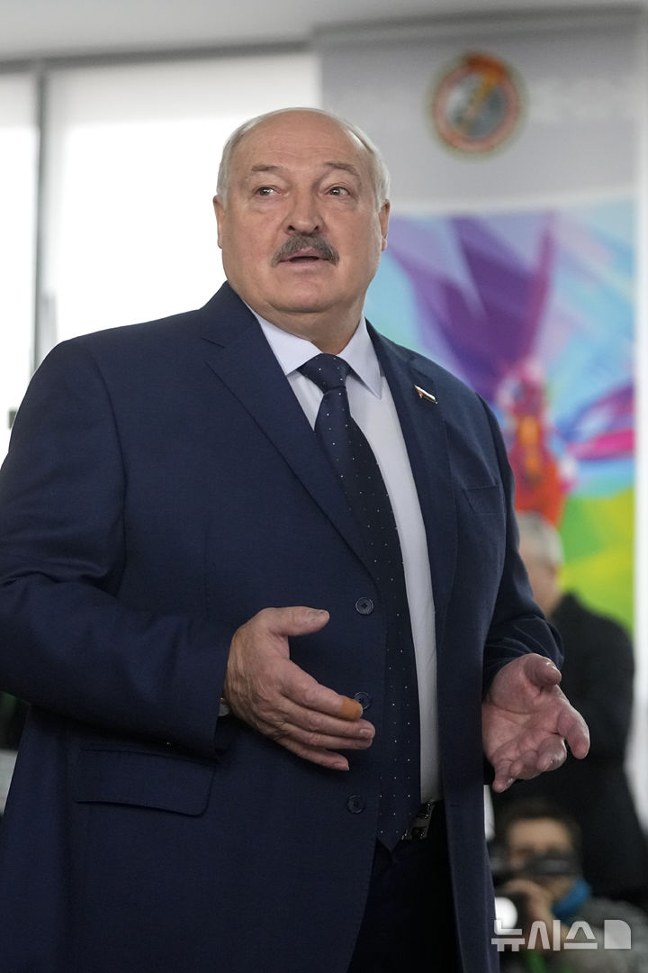 [ 민스크( 벨라루스)=AP/뉴시스] 알렉산드르 루카센코 벨라루스 대통령이 지난 1월 26일 치러진 대선에서 수도 민스크의 투표소에서 투표한 뒤 사진기자들에게 포즈를 취하고 있다. 열성적인 친 러시아 정책의 수행자인 그는 헌법을 고쳐가며 7선에 성공했고 3월 6일에는 러시아의 전투무인기 공장을 국내에 건립하는 제안도 수락했다. 2025. 03.07. 