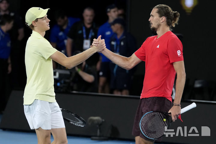 [멜버른=AP/뉴시스]신네르, 츠베레프 꺾고 호주오픈 테니스 2연패. 2025.01.26.