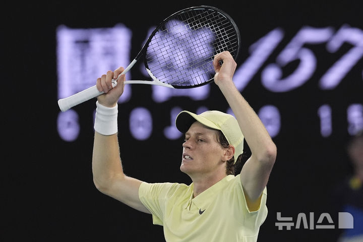 [멜버른=AP/뉴시스]신네르, 츠베레프 꺾고 호주오픈 테니스 2연패. 2025.01.26.