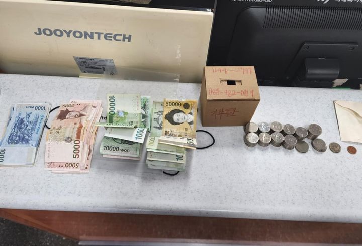 [서울=뉴시스] 한 초등학생이 어려운 이웃을 돕고 싶다며 1년간 모은 용돈 30여만원을 기부한 사연이 전해졌다. (사진=경기남부경찰 공식 페이스북) *재판매 및 DB 금지