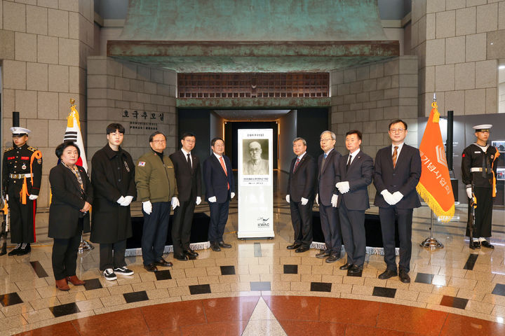 [서울=뉴시스] 전쟁기념사업회는 1월 24일 전쟁기념관에서 열린 1월 호국인물 현양행사에서 1월 호국인물 지청천 장군을 공개했다. 왼쪽&nbsp; 첫번째 백승주 전쟁기념사업회 회장, 오른쪽 첫번째 지청천 장군 장손 지상철 광복회기념사업회 사무총장, 두번째 외손 이준식 전 독립기념관장. (사진=전쟁기념사업회 제공) 2025.01.26. photo@newsis.com *재판매 및 DB 금지