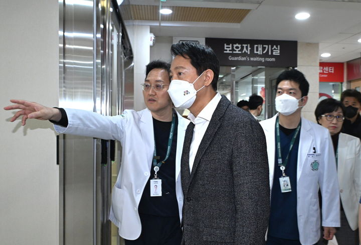 [서울=뉴시스] 오세훈 서울시장이 26일(일), 이대목동병원 권역응급의료센터를 찾아 의료 현장을 점검하고 있다. 2025.01.26. (사진=서울시 제공) *재판매 및 DB 금지