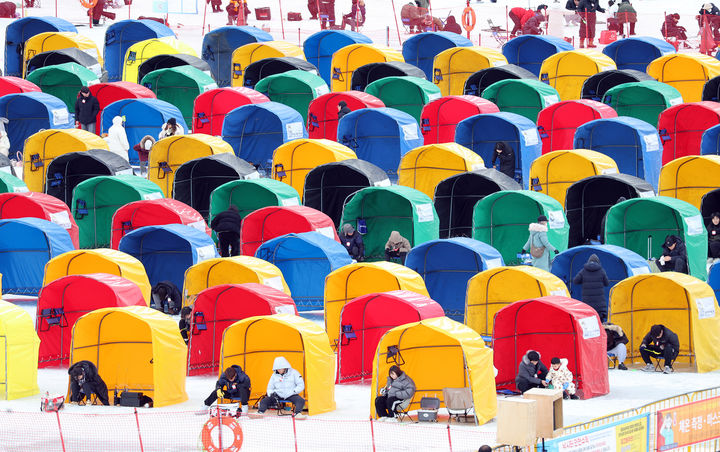 [평창=뉴시스] 2인용 낚시 텐트에서 송어 잡기에 집중하고 있다. (사진=뉴시스 DB). photo@newsis.com *재판매 및 DB 금지