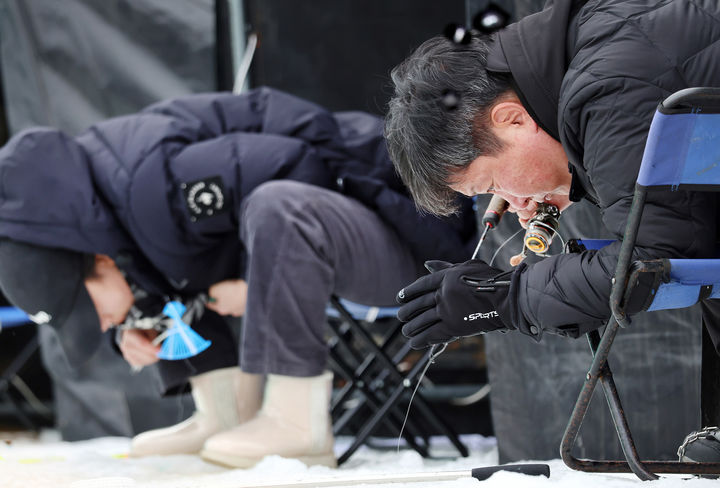 [서울=뉴시스] 이영환 기자 = 26일 오후 강원 평창군 진부면 오대천 일원에서 열린 평창송어축제를 찾은 시민들이 송어 낚시를 즐기고 있다. 황금송어를 잡은 방문객에게는 순금 반돈으로 제작된 황금송어 인증팩패가 증정된다. 올해로 16회를 맞이하는 이번 축제는 내달 2일까지 열린다. (사진=평창군 제공) 2025.01.26. photo@newsis.com *재판매 및 DB 금지