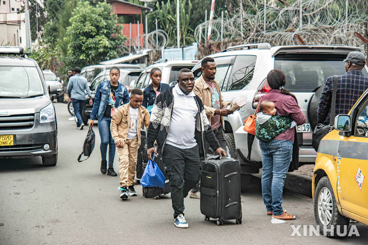 [고마( 민주콩고)= 민주 콩고 고마시가 반군에 점령되면서 이 곳 유엔지국에서 피난 길에 나서는 유엔파견 직원들과 가족들. 025. 01. 31.